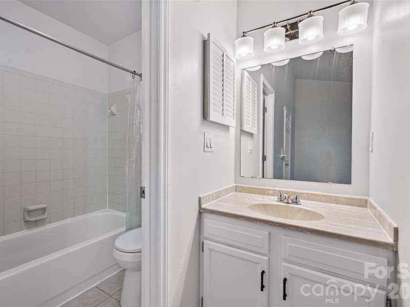 6216 Windsor Gate Lane, Charlotte, NC 28215.  MLS# CAR4412829, YatesRealty ID 44596. 