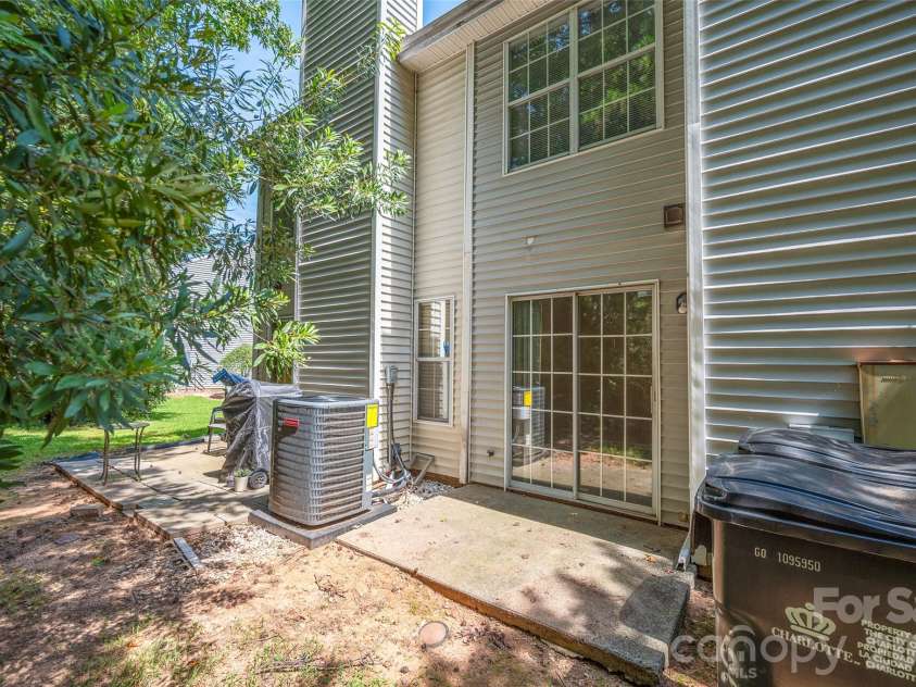 6216 Windsor Gate Lane, Charlotte, NC 28215.  MLS# CAR4412829, YatesRealty ID 44596. 