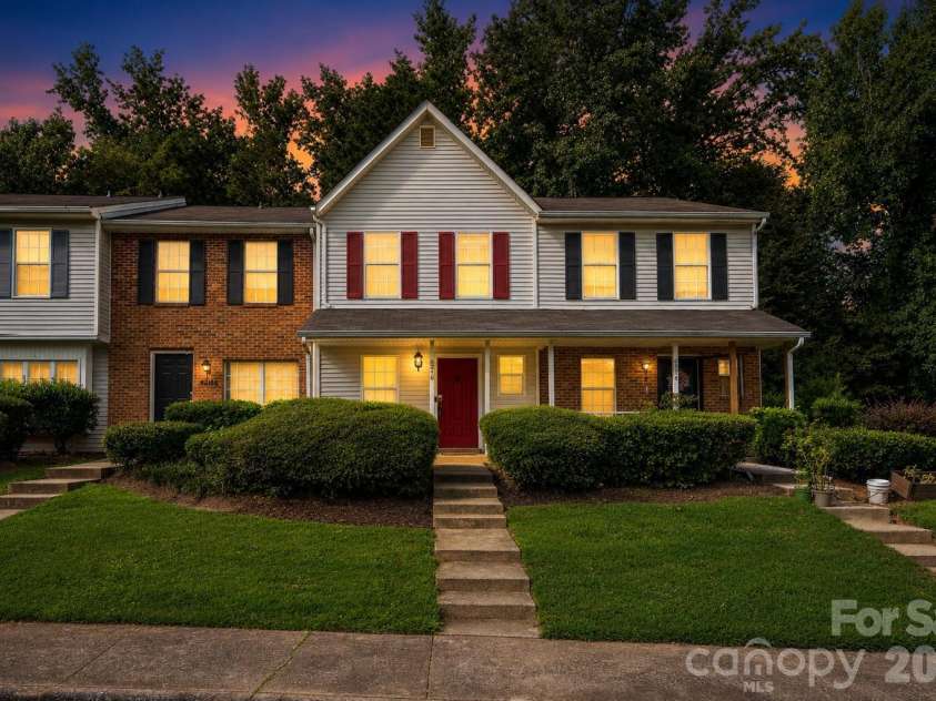 6216 Windsor Gate Lane, Charlotte, NC 28215.  MLS# CAR4412829, YatesRealty ID 44596. AI enhanced