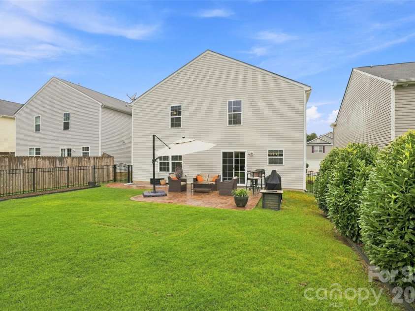 1773 Eastway Drive, Dallas, NC 28034.  MLS# CAR4414070, YatesRealty ID 44598. Perfectly maintained back yard