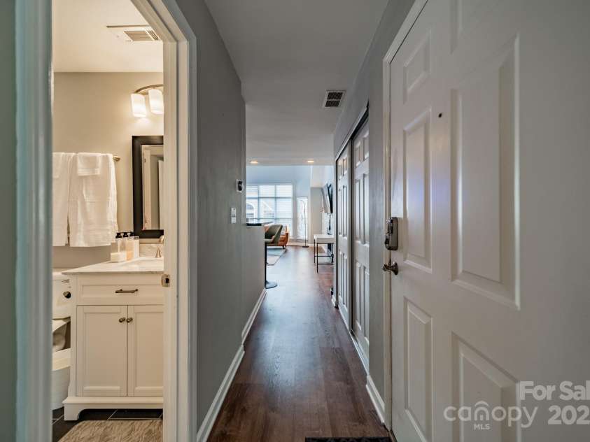 513 Graham Street, Charlotte, NC 28202.  MLS# CAR4232603, YatesRealty ID 446. Entrance Hallway