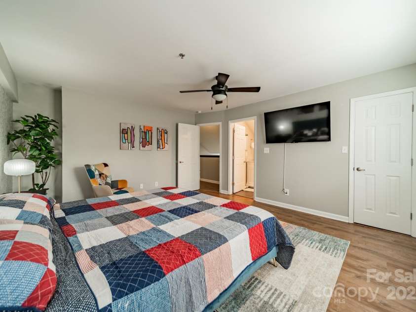 513 Graham Street, Charlotte, NC 28202.  MLS# CAR4232603, YatesRealty ID 446. Owners Retreat