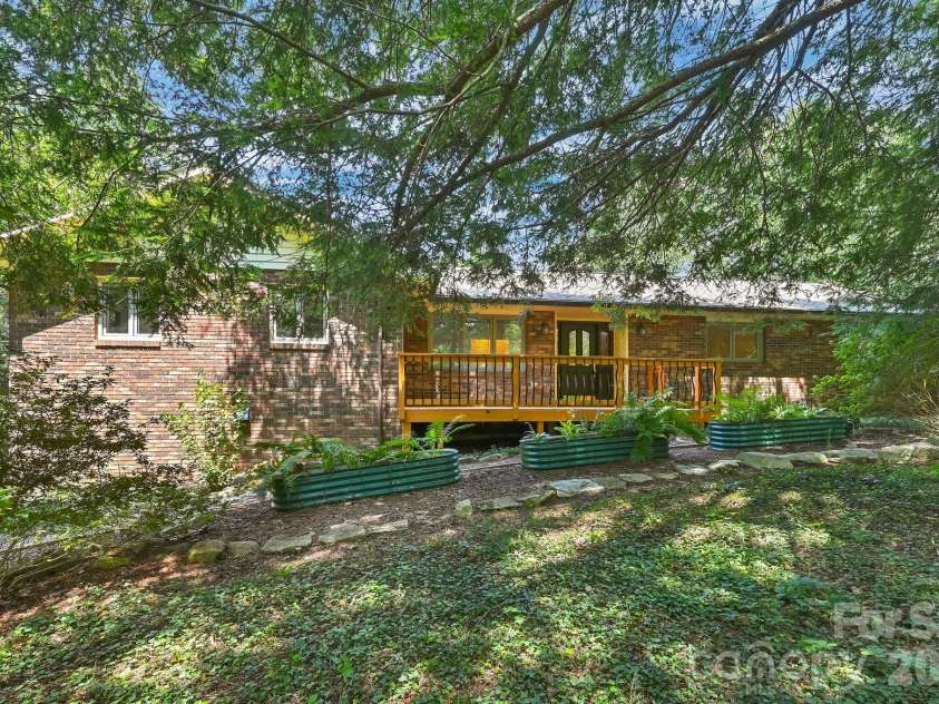 30 Nichols Hill Drive, Asheville, NC 28804.  MLS# CAR4414204, YatesRealty ID 44600. 
