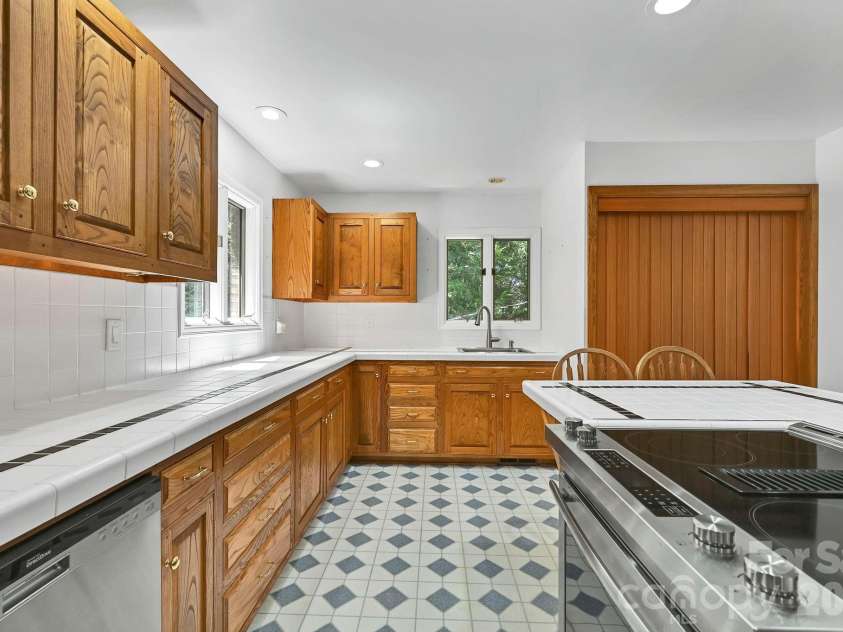 30 Nichols Hill Drive, Asheville, NC 28804.  MLS# CAR4414204, YatesRealty ID 44600. 