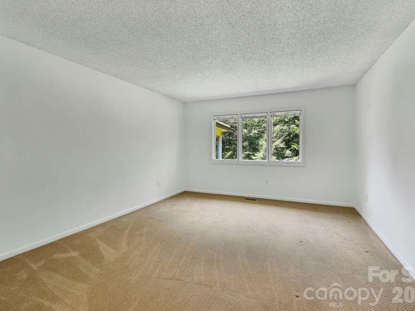 30 Nichols Hill Drive, Asheville, NC 28804.  MLS# CAR4414204, YatesRealty ID 44600. 