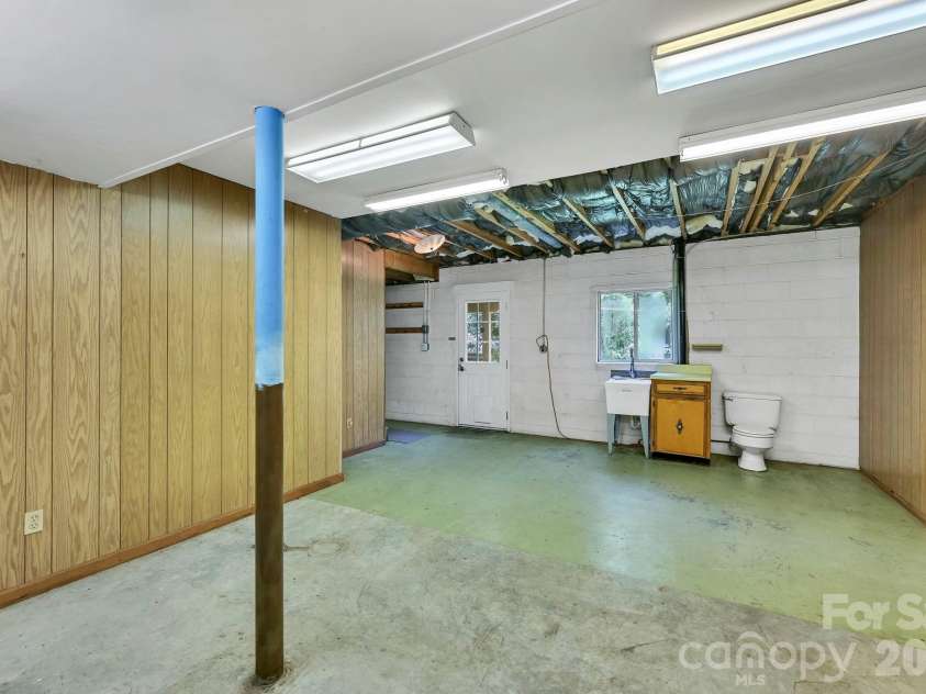 30 Nichols Hill Drive, Asheville, NC 28804.  MLS# CAR4414204, YatesRealty ID 44600. 