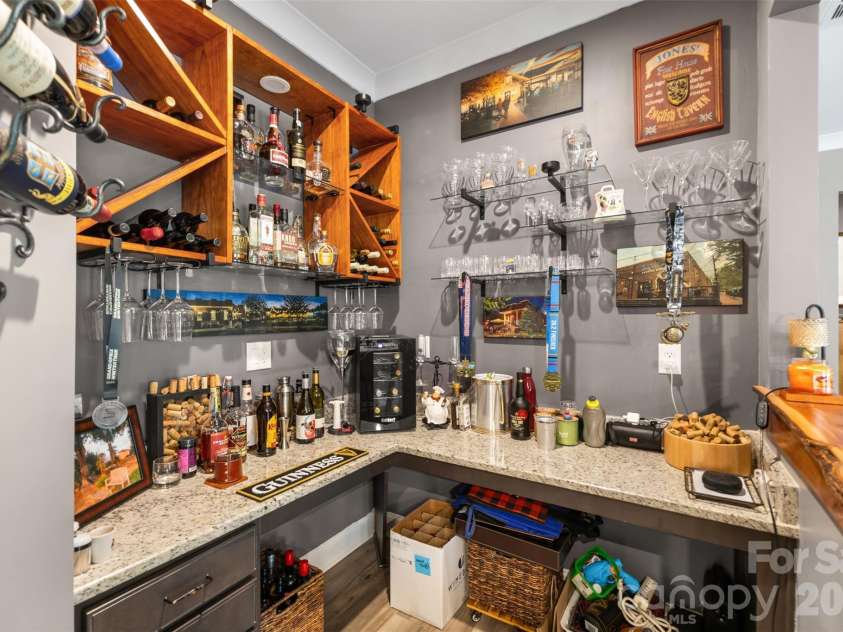 618 Hinterland Lane, Matthews, NC 28104.  MLS# CAR4414165, YatesRealty ID 44603. 