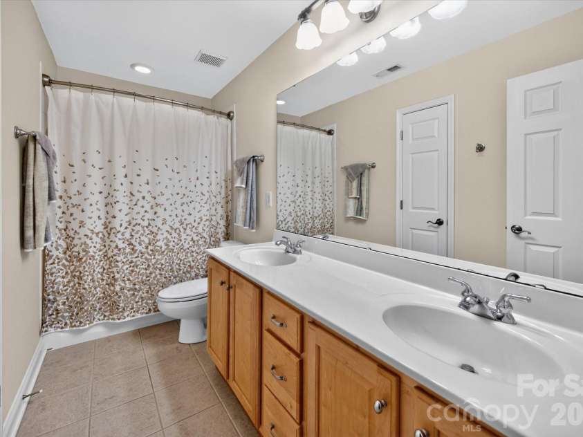 8306 Denholme Drive, Waxhaw, NC 28173.  MLS# CAR4413160, YatesRealty ID 44605. Full bathroom