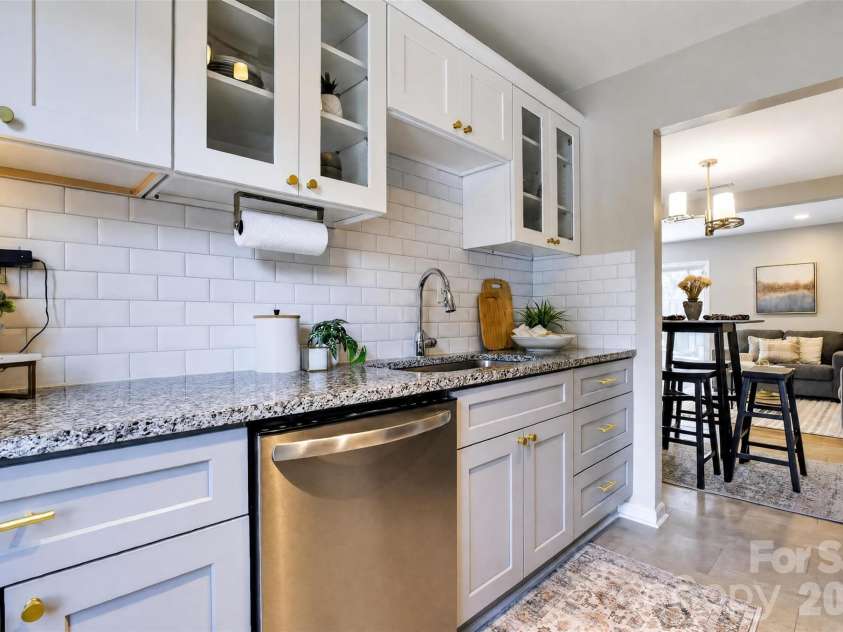 8093 Regent Park Lane, Charlotte, NC 28210.  MLS# CAR4413935, YatesRealty ID 44607. 