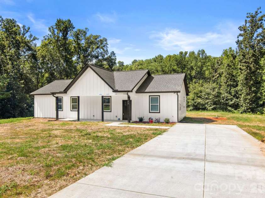 122 Pinecrest Drive, Shelby, NC 28152.  MLS# CAR4413267, YatesRealty ID 44611. 