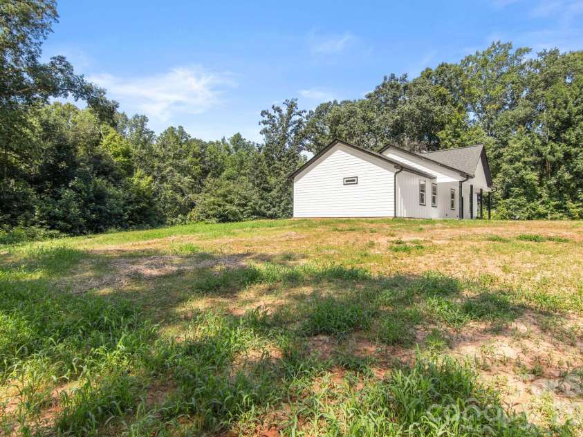 122 Pinecrest Drive, Shelby, NC 28152.  MLS# CAR4413267, YatesRealty ID 44611. 