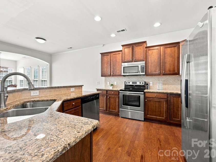 1040 Mesa Verde Drive, Fort Mill, SC 29707.  MLS# CAR4407477, YatesRealty ID 44615. Granite counters and stainless appliances