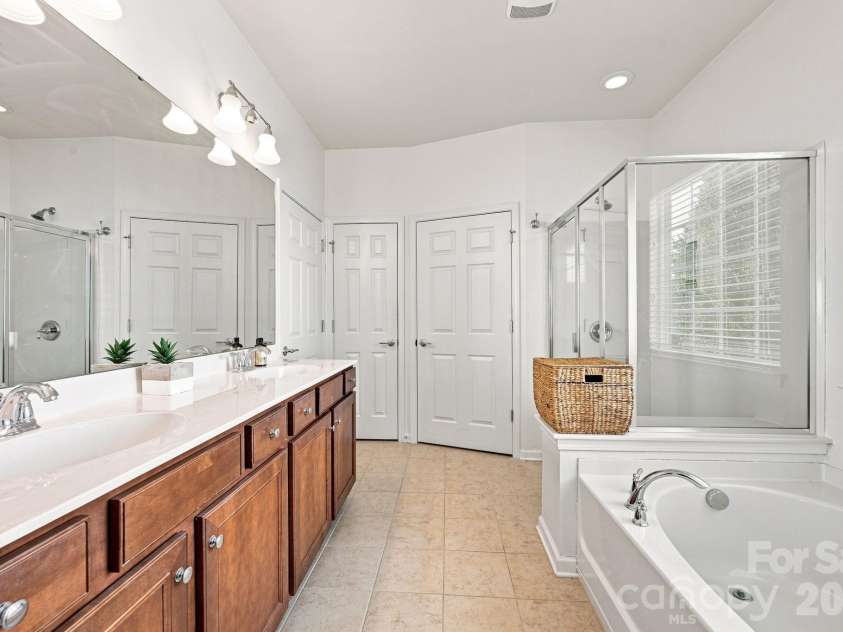 1040 Mesa Verde Drive, Fort Mill, SC 29707.  MLS# CAR4407477, YatesRealty ID 44615. Primary Bath