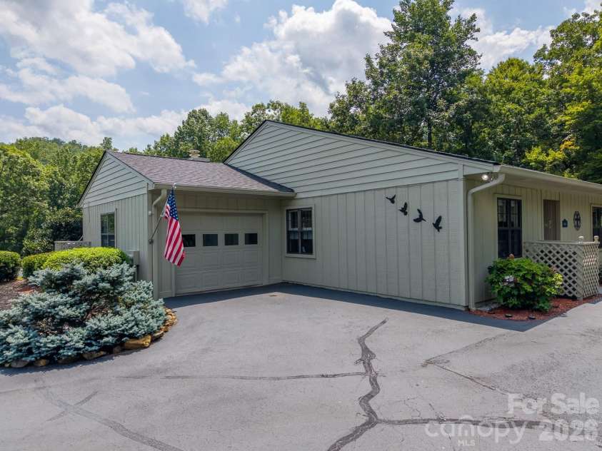 16A Willow View Drive, Franklin, NC 28734.  MLS# CAR4409385, YatesRealty ID 44624. 