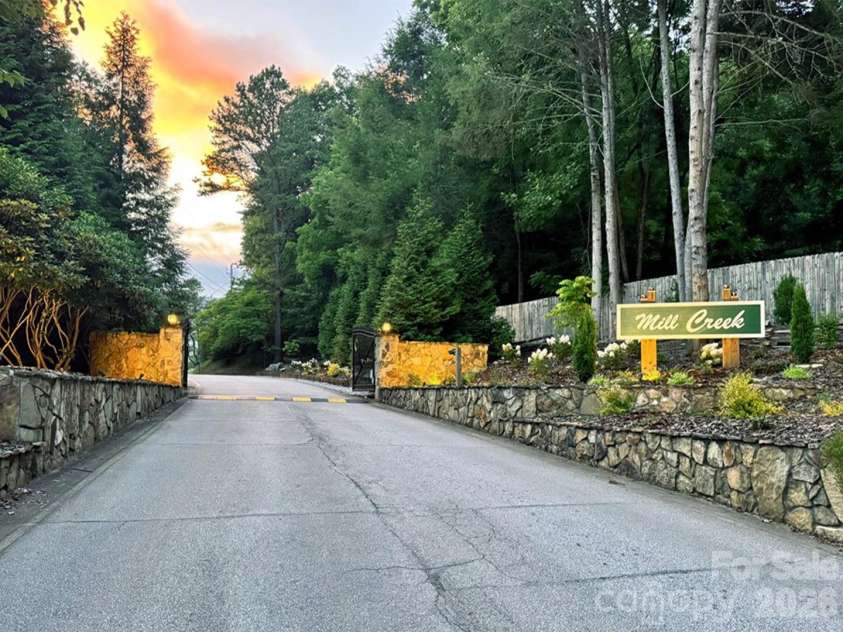 16A Willow View Drive, Franklin, NC 28734.  MLS# CAR4409385, YatesRealty ID 44624. 