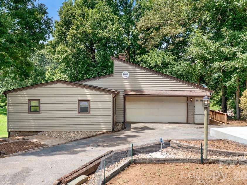 7224 Right Angle Street, Sherrills Ford, NC 28673.  MLS# CAR4411312, YatesRealty ID 44630. Oversized 24x24 Garage