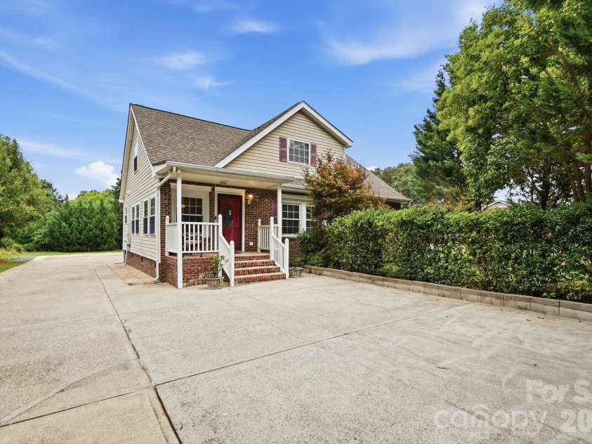 3717 Margaret Wallace Road, Matthews, NC 28105.  MLS# CAR4414896, YatesRealty ID 44632. 