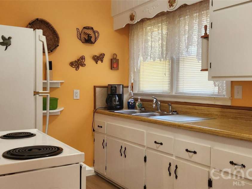 214 Governors View Road, Asheville, NC 28805.  MLS# CAR4413776, YatesRealty ID 44636. Kitchen