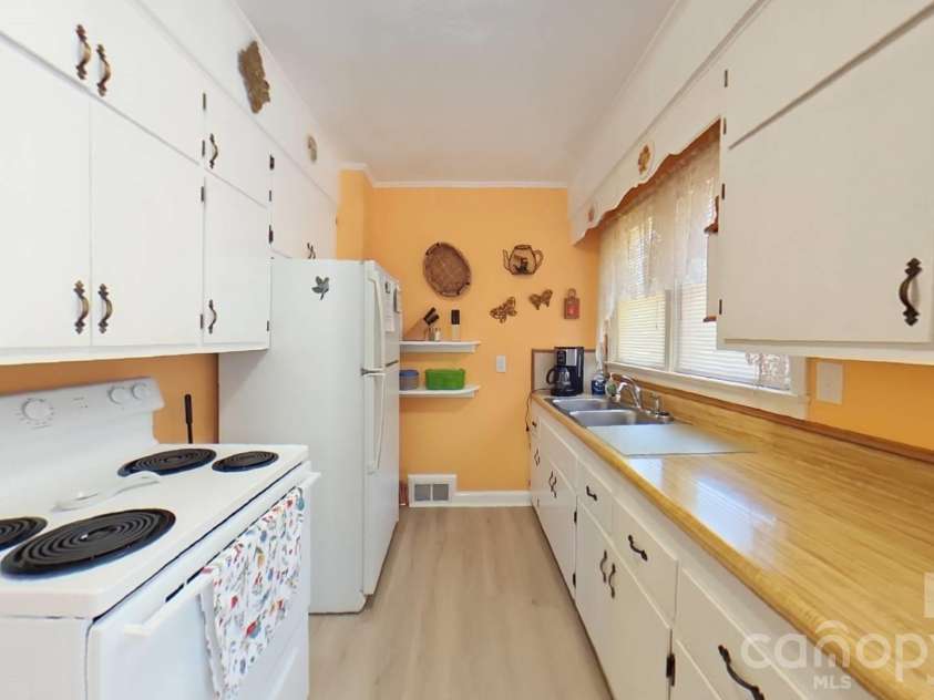 214 Governors View Road, Asheville, NC 28805.  MLS# CAR4413776, YatesRealty ID 44636. Kitchen