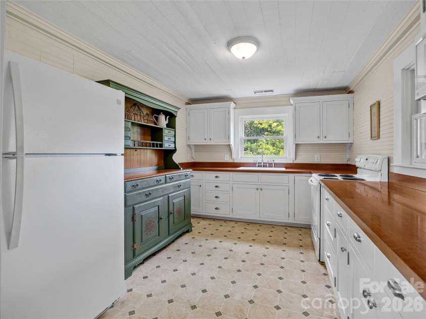 292 Fowler Road, Mill Spring, NC 28756.  MLS# CAR4415013, YatesRealty ID 44637. 