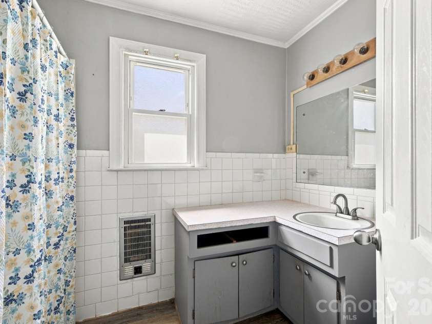 19 Pj Mcree Road, Maiden, NC 28650.  MLS# CAR4414681, YatesRealty ID 44639. Upstairs hall bath