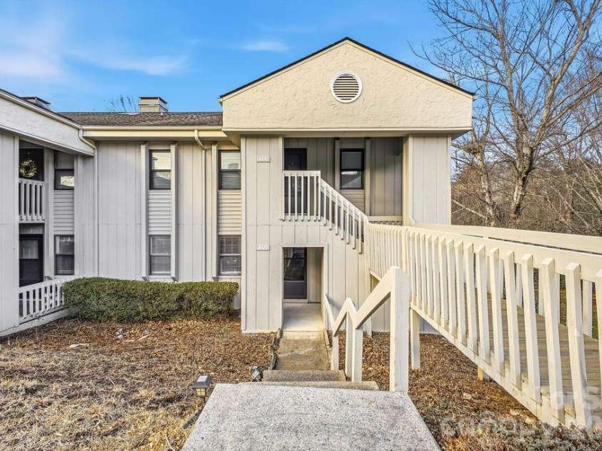 1605 Abbey Circle, Asheville, NC 28805.  MLS# CAR4332167, YatesRealty ID 4464. 
