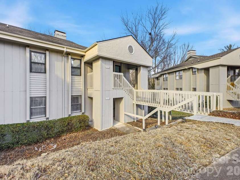 1605 Abbey Circle, Asheville, NC 28805.  MLS# CAR4332167, YatesRealty ID 4464. 