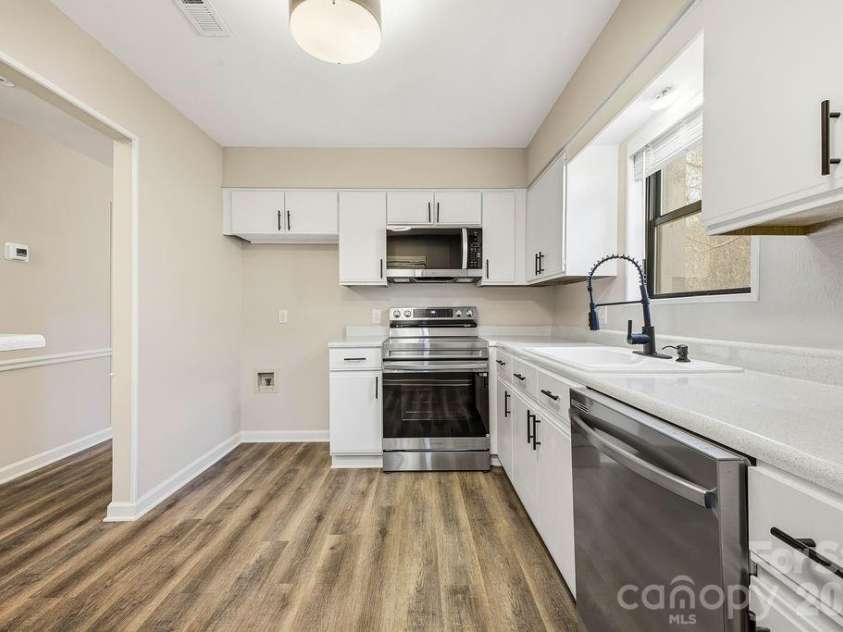 1605 Abbey Circle, Asheville, NC 28805.  MLS# CAR4332167, YatesRealty ID 4464. 