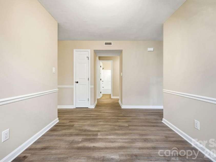 1605 Abbey Circle, Asheville, NC 28805.  MLS# CAR4332167, YatesRealty ID 4464. 