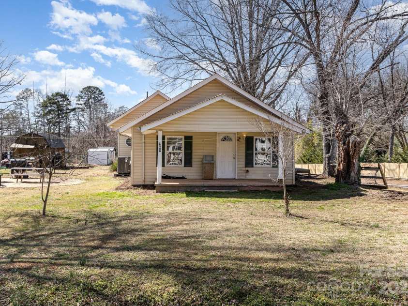 400 37th Street, Hickory, NC 28602.  MLS# CAR4226675, YatesRealty ID 4464. 