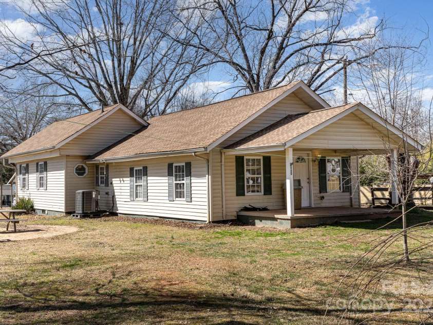 400 37th Street, Hickory, NC 28602.  MLS# CAR4226675, YatesRealty ID 4464. 