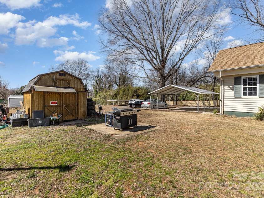 400 37th Street, Hickory, NC 28602.  MLS# CAR4226675, YatesRealty ID 4464. 