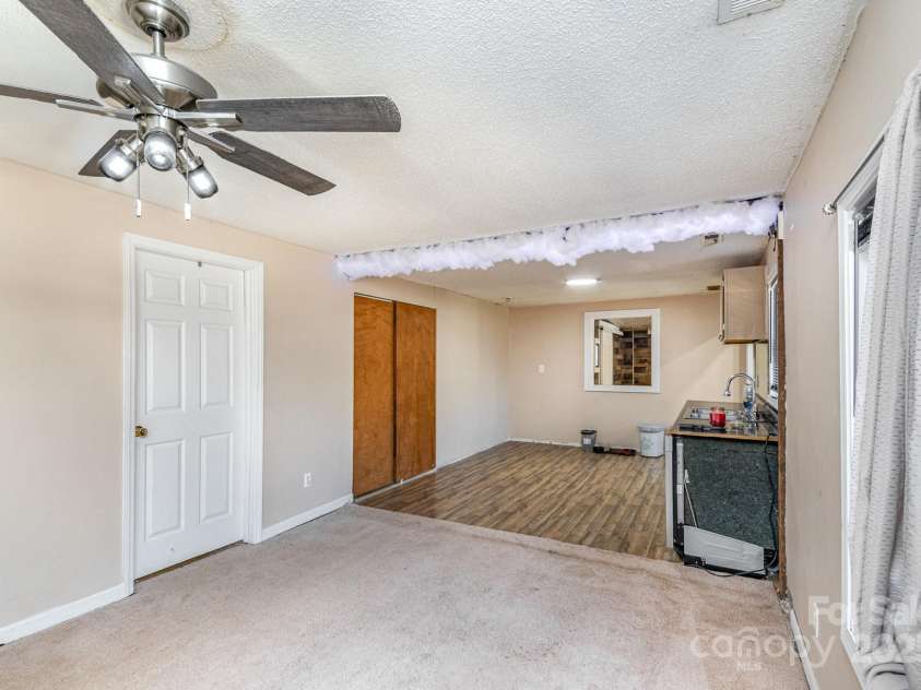 400 37th Street, Hickory, NC 28602.  MLS# CAR4226675, YatesRealty ID 4464. 