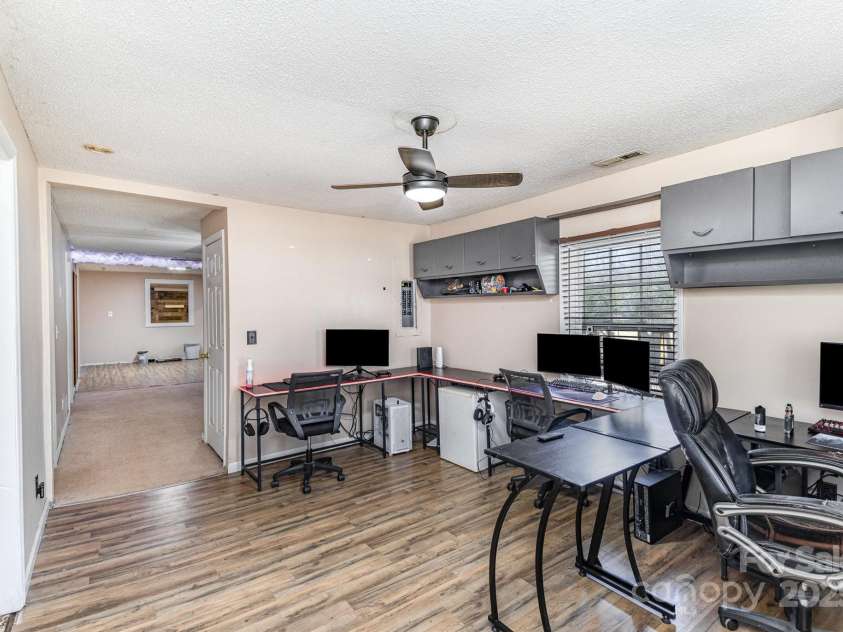 400 37th Street, Hickory, NC 28602.  MLS# CAR4226675, YatesRealty ID 4464. 