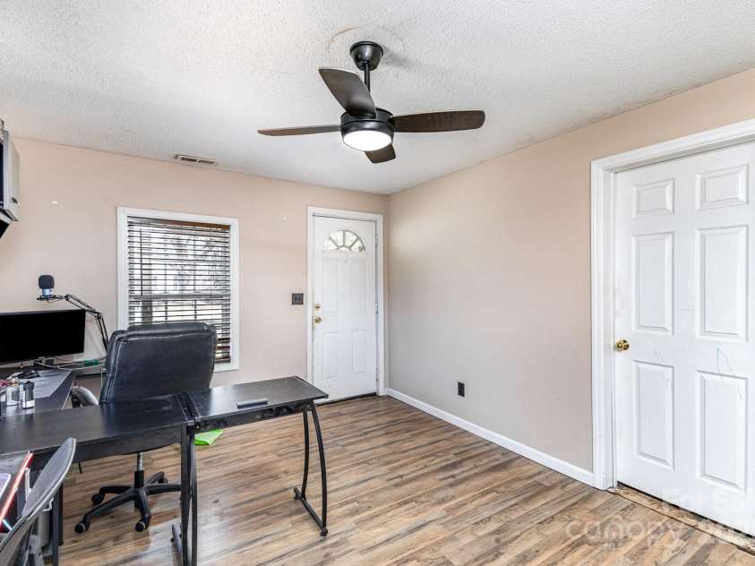 400 37th Street, Hickory, NC 28602.  MLS# CAR4226675, YatesRealty ID 4464. 