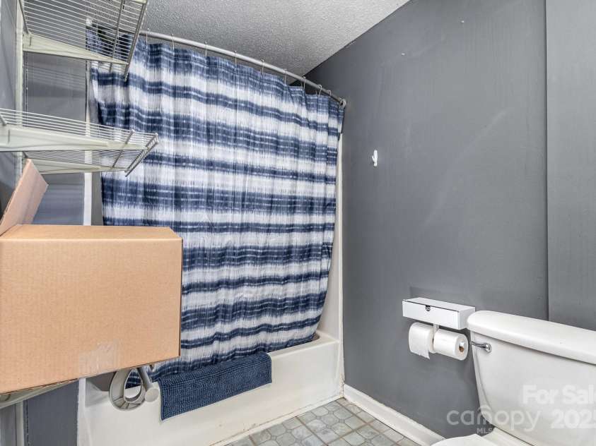 400 37th Street, Hickory, NC 28602.  MLS# CAR4226675, YatesRealty ID 4464. 