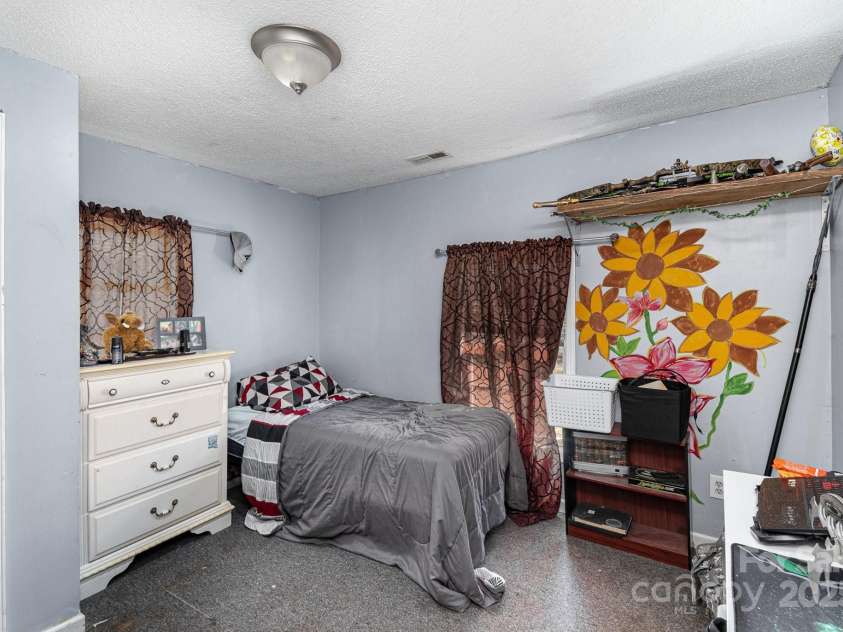 400 37th Street, Hickory, NC 28602.  MLS# CAR4226675, YatesRealty ID 4464. 