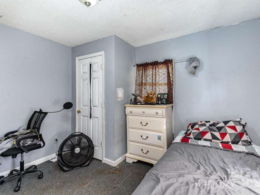 400 37th Street, Hickory, NC 28602.  MLS# CAR4226675, YatesRealty ID 4464. 