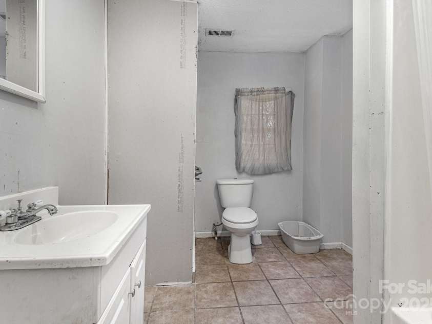 400 37th Street, Hickory, NC 28602.  MLS# CAR4226675, YatesRealty ID 4464. 