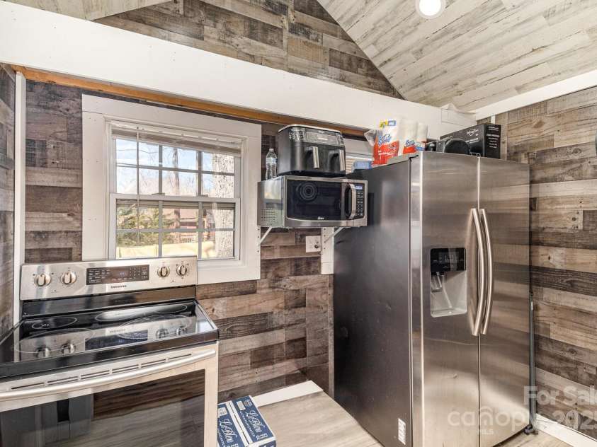 400 37th Street, Hickory, NC 28602.  MLS# CAR4226675, YatesRealty ID 4464. 