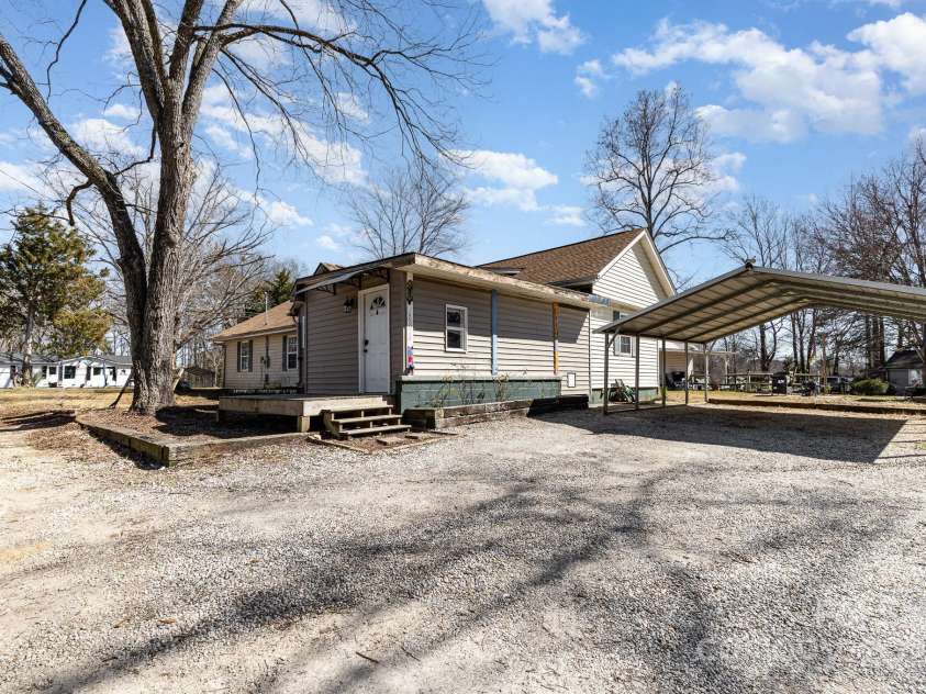 400 37th Street, Hickory, NC 28602.  MLS# CAR4226675, YatesRealty ID 4464. 