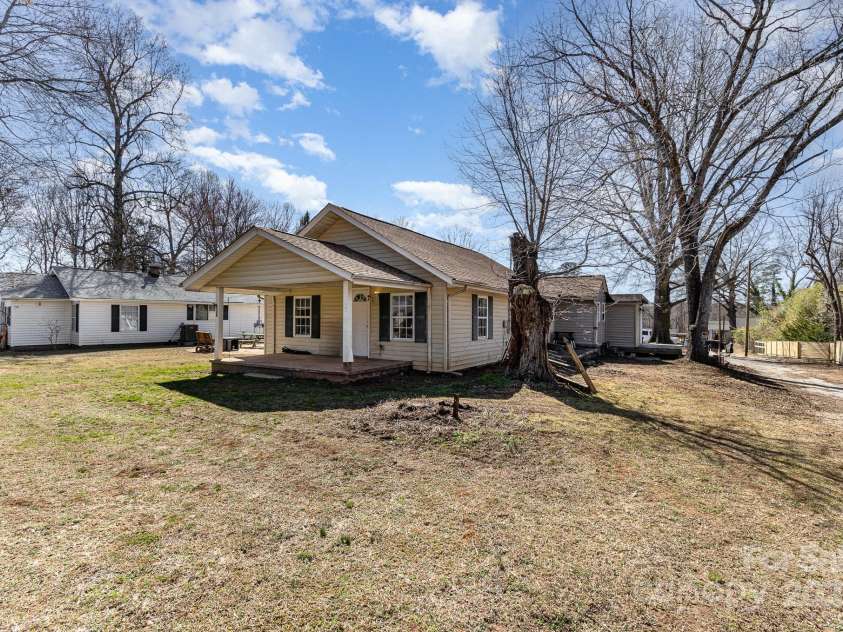 400 37th Street, Hickory, NC 28602.  MLS# CAR4226675, YatesRealty ID 4464. 