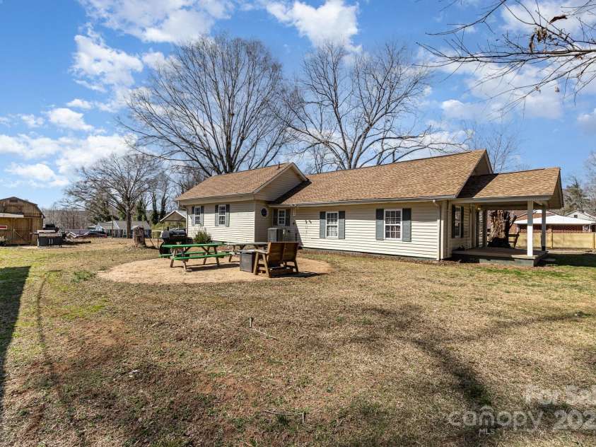 400 37th Street, Hickory, NC 28602.  MLS# CAR4226675, YatesRealty ID 4464. 