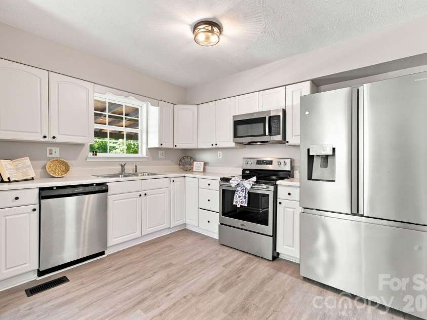 4709 Charlotte Highway, Lancaster, SC 29720.  MLS# CAR4397487, YatesRealty ID 44642. All appliances convey with the home