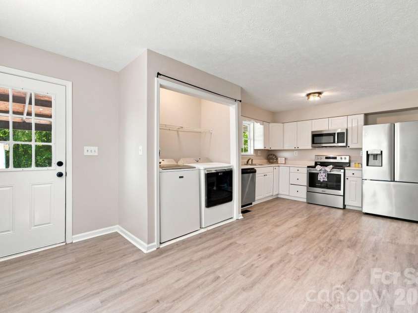 4709 Charlotte Highway, Lancaster, SC 29720.  MLS# CAR4397487, YatesRealty ID 44642. Eat in kitchen