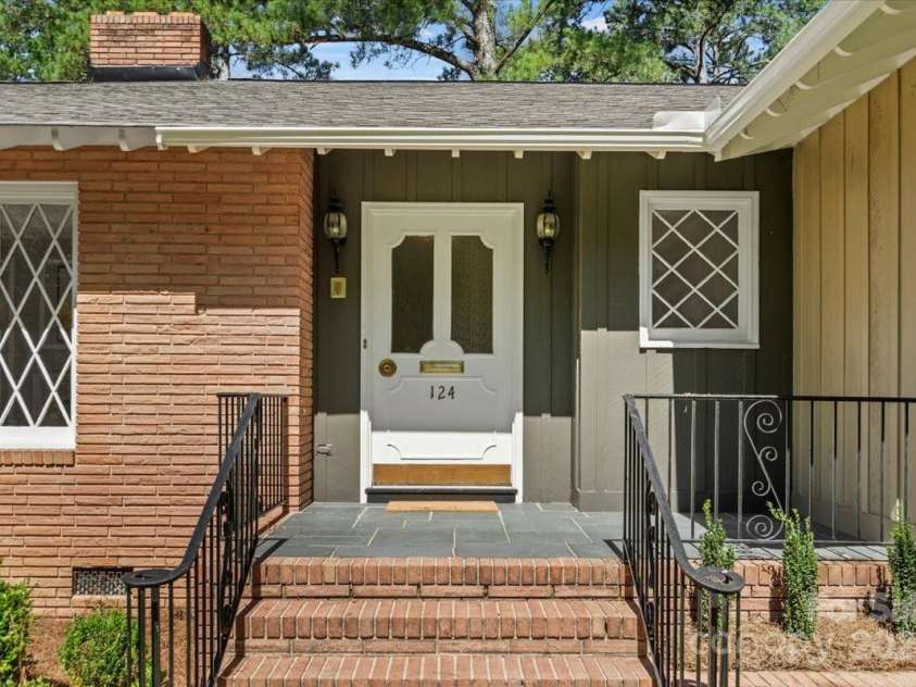 124 Lakeway Drive, Cheraw, SC 29520.  MLS# CAR4149108, YatesRealty ID 4465. 