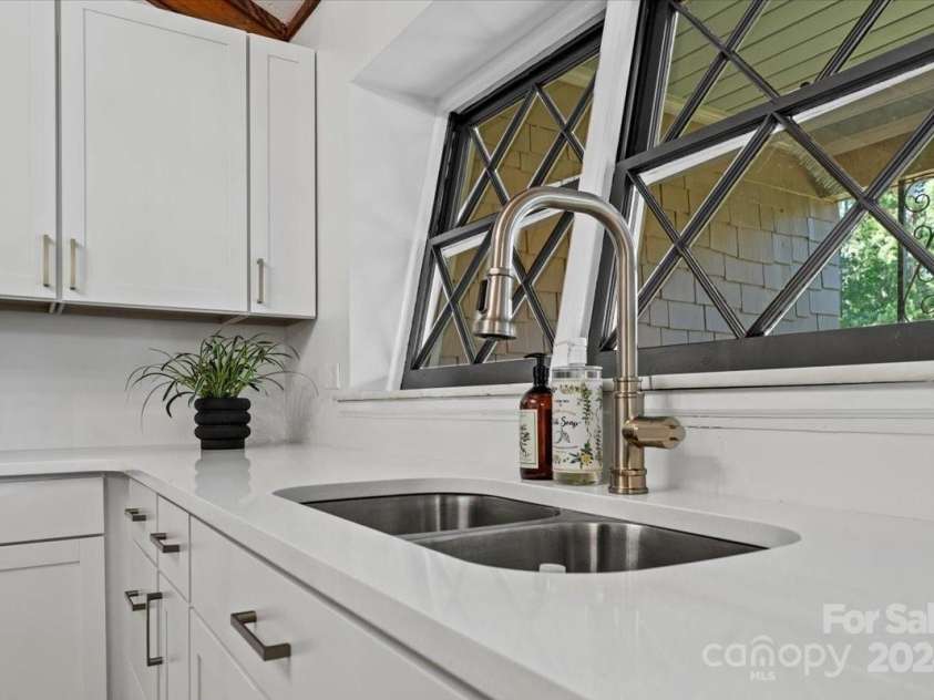 124 Lakeway Drive, Cheraw, SC 29520.  MLS# CAR4149108, YatesRealty ID 4465. 