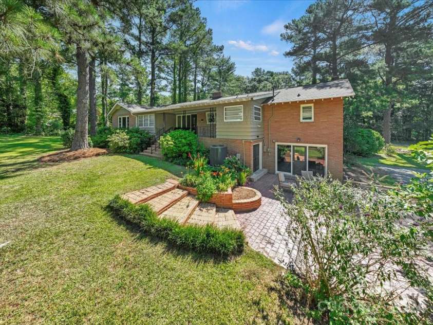 124 Lakeway Drive, Cheraw, SC 29520.  MLS# CAR4149108, YatesRealty ID 4465. 