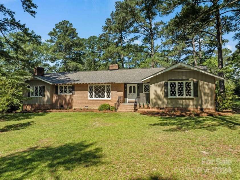 124 Lakeway Drive, Cheraw, SC 29520.  MLS# CAR4149108, YatesRealty ID 4465. 