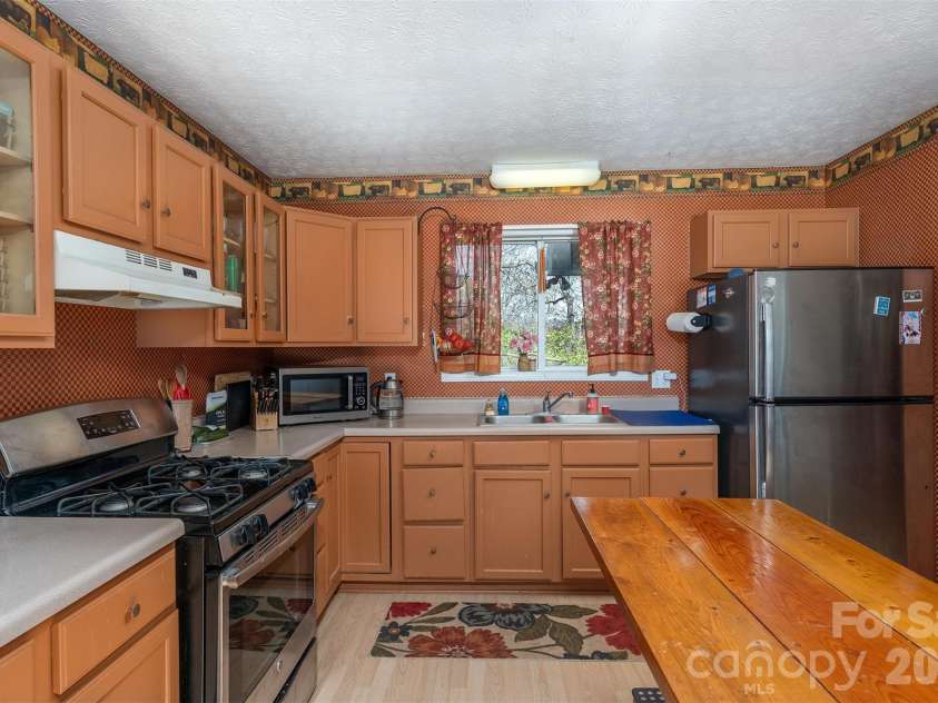 195 Prospectors Trail, Black Mountain, NC 28711.  MLS# CAR4352743, YatesRealty ID 4465. 